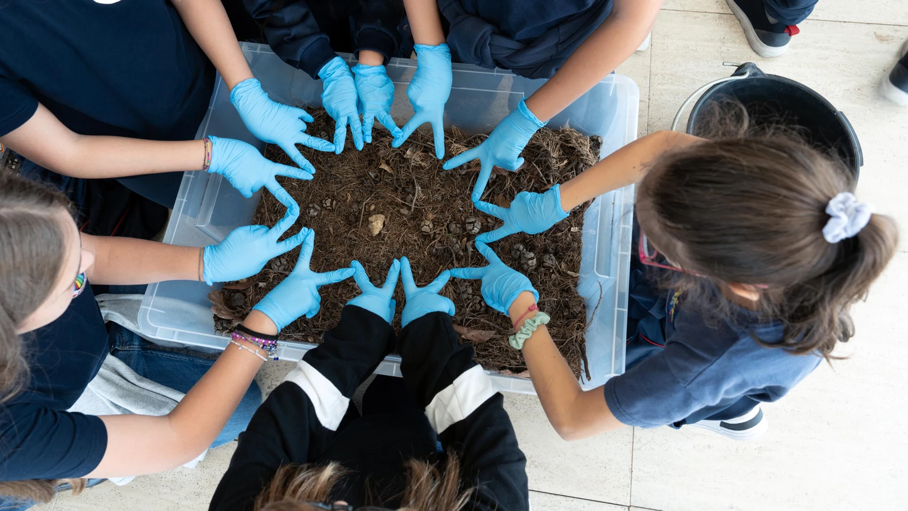 Alunni al lavoro sulle figure di un laboratorio di animazione