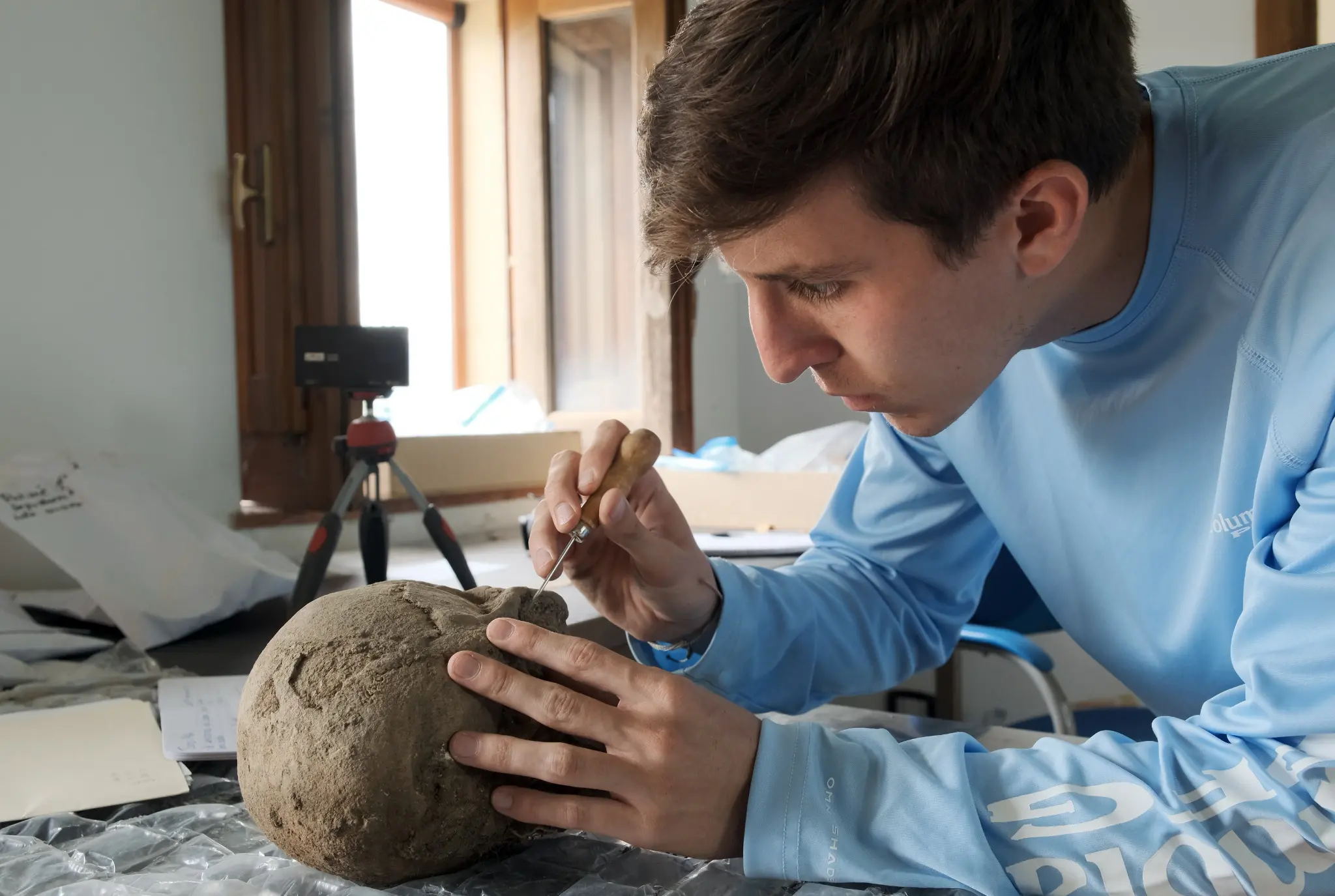 Attività di studio e restauro su un reperto archeologico